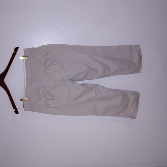 Gloria Vanderbilt slimming kahki capris size 10 - Picture 2 of 4